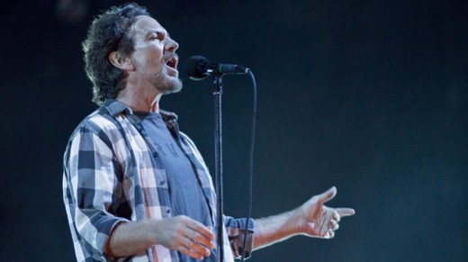 O líder do Pearl Jam, Eddie Vedder, testando a voz num começo de show morno no Maracanã 